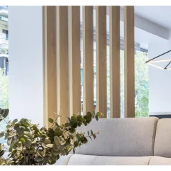 Separador ambientes listones de madera verticales
